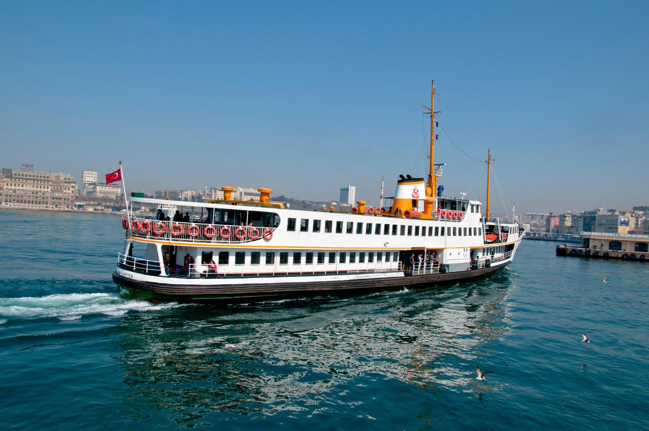 A passenger ferry operated by Sehir Hatlari sails across the Bosphorus in Istanbul, Türkiye. (Adobe Stock Photo)
