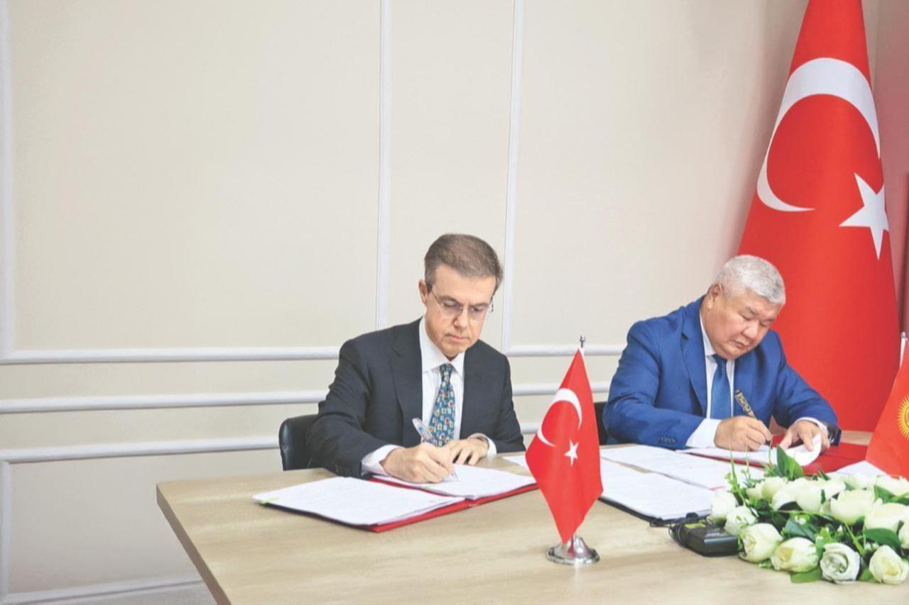 Photo shows Ihlas Holding Chairman Ahmet Mucahid Oren (L) and Kyrgyz Minister of Energy Taalaybek Ibrayev (R) signing $10B energy deal. (IHA Photo)
