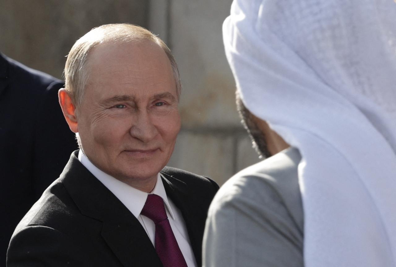 Russia's President Vladimir Putin sees Emirati President Sheikh Mohamed bin Zayed Al Nahyan off following their talks at the Kremlin in Moscow on August 7, 2025. (AFP Photo)