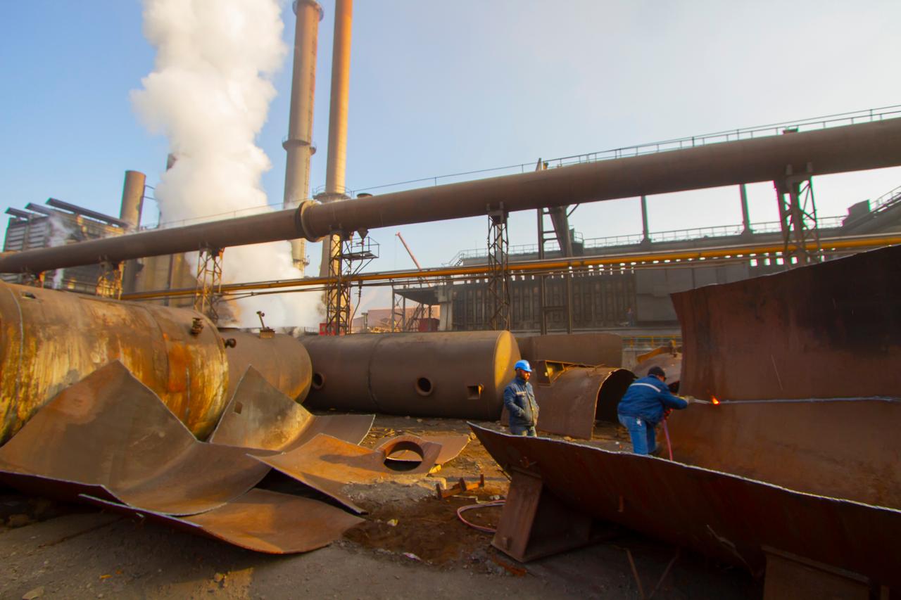 Workers at Kardemir Karabuk Iron and Steel Factory in Karabuk, Türkiye. (Adobe Stock Photo)
