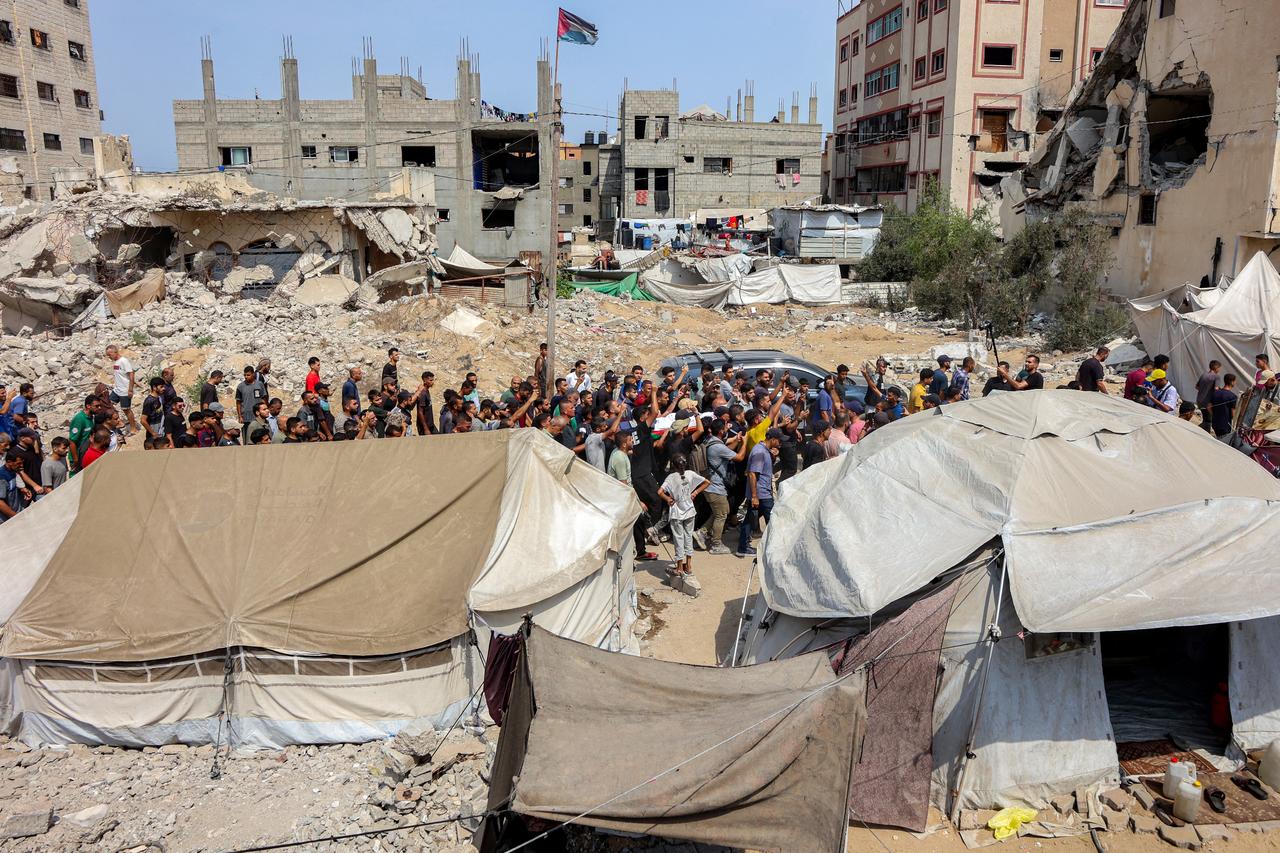 Mourners march with the bodies of the Al Jazeera journalists who were killed in an overnight Israeli strike on their tent in Gaza City on August 11, 2025. (AFP Photo)