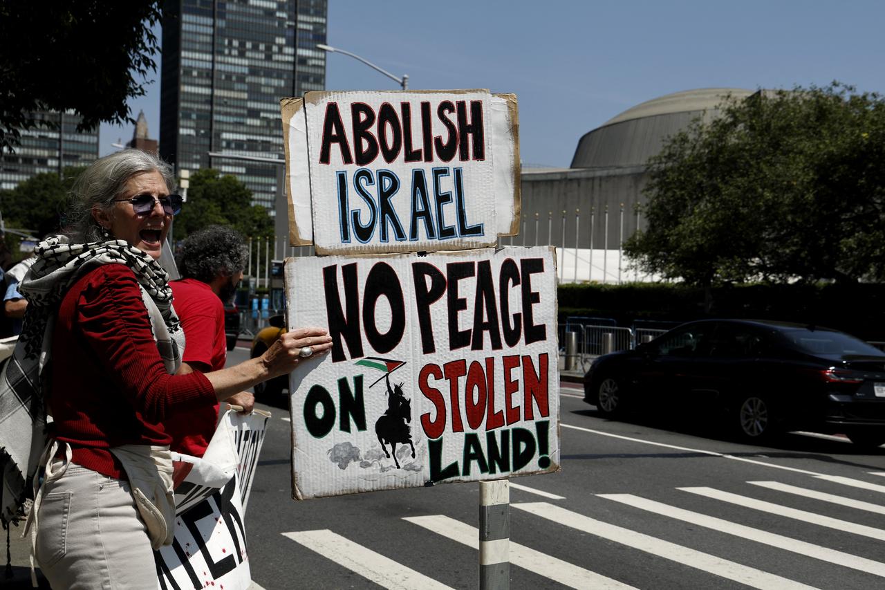 Protestors demonstrate outside United Nations headquarters as the UN Security Council holds an emergency meeting on the situation in Gaza on August 10, 2025 in New York. (AFP Photo)