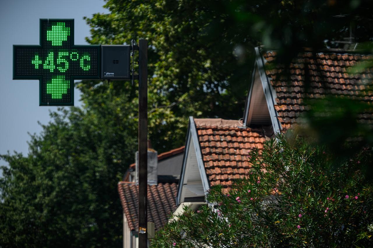 A pharmacy sign indicates a temperature of 45°C in Toulouse, southwestern France, August 11, 2025. (AFP Photo)
