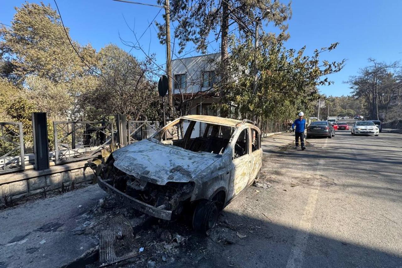 Wildfire destroys vehicles, homes in Türkiye's Canakkale Image