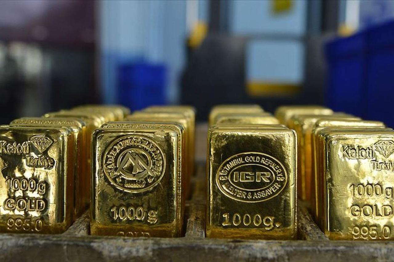 Gold bars produced by Istanbul Gold Refinery (IGR), each weighing 1,000 grams, are lined up for inspection at a bank in Türkiye. (AA Photo)