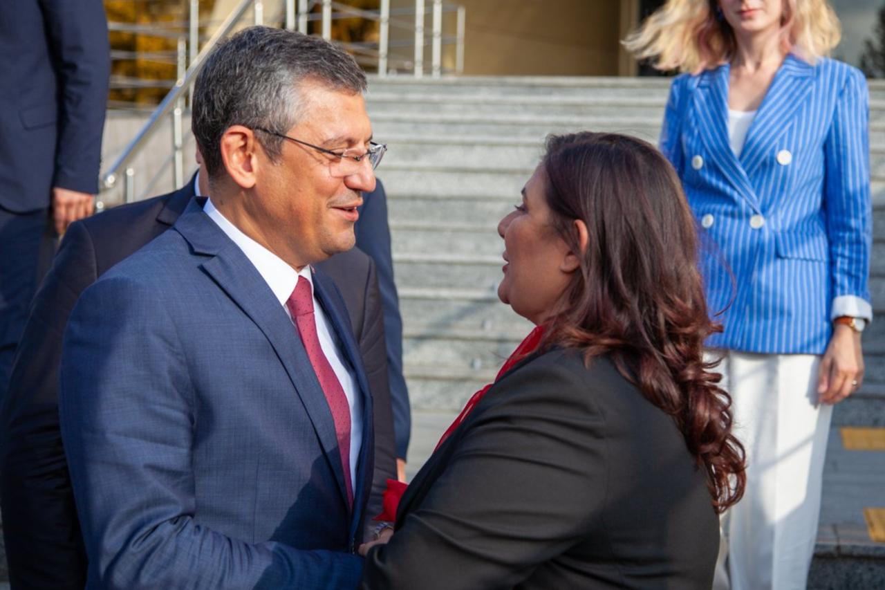 CHP Aydin Metropolitan Mayor Ozlem Cercioglu with CHP leader Ozgur Ozel (X/@eczozgurozel)