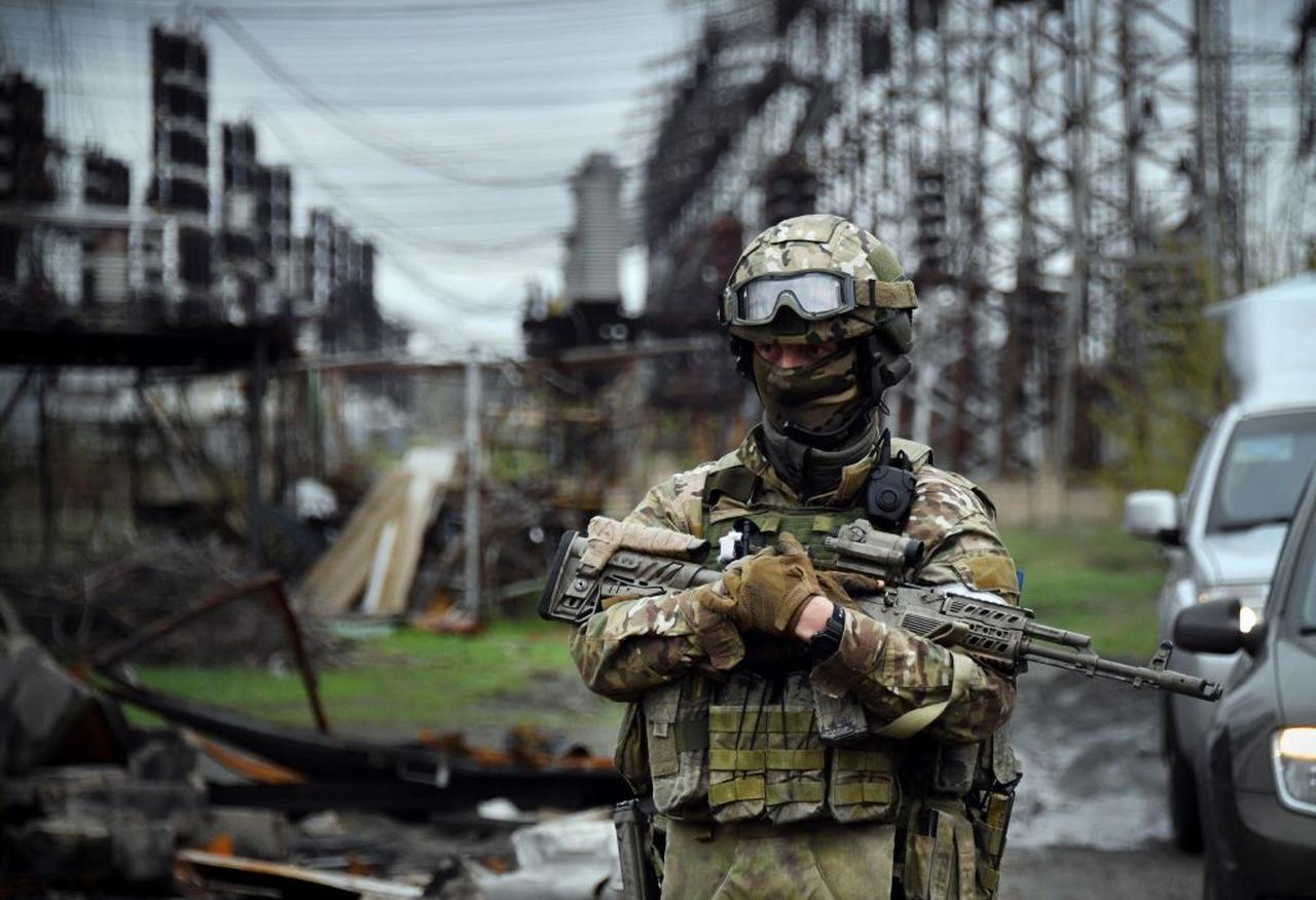A Russian soldier stands guard at the Luhansk power plant in the town of Shchastya on April 13, 2022. (AFP Photo)