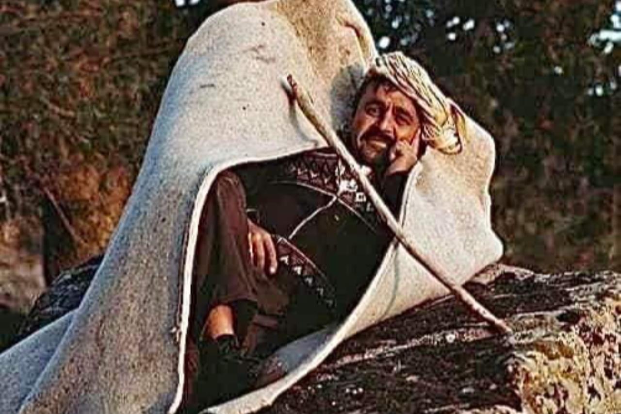 A shepherd uses his kepenek as both cloak and blanket during a break from tending his animals, Türkiye, 1988. (Photo via Facebook / @Archaeology & Civilizations)