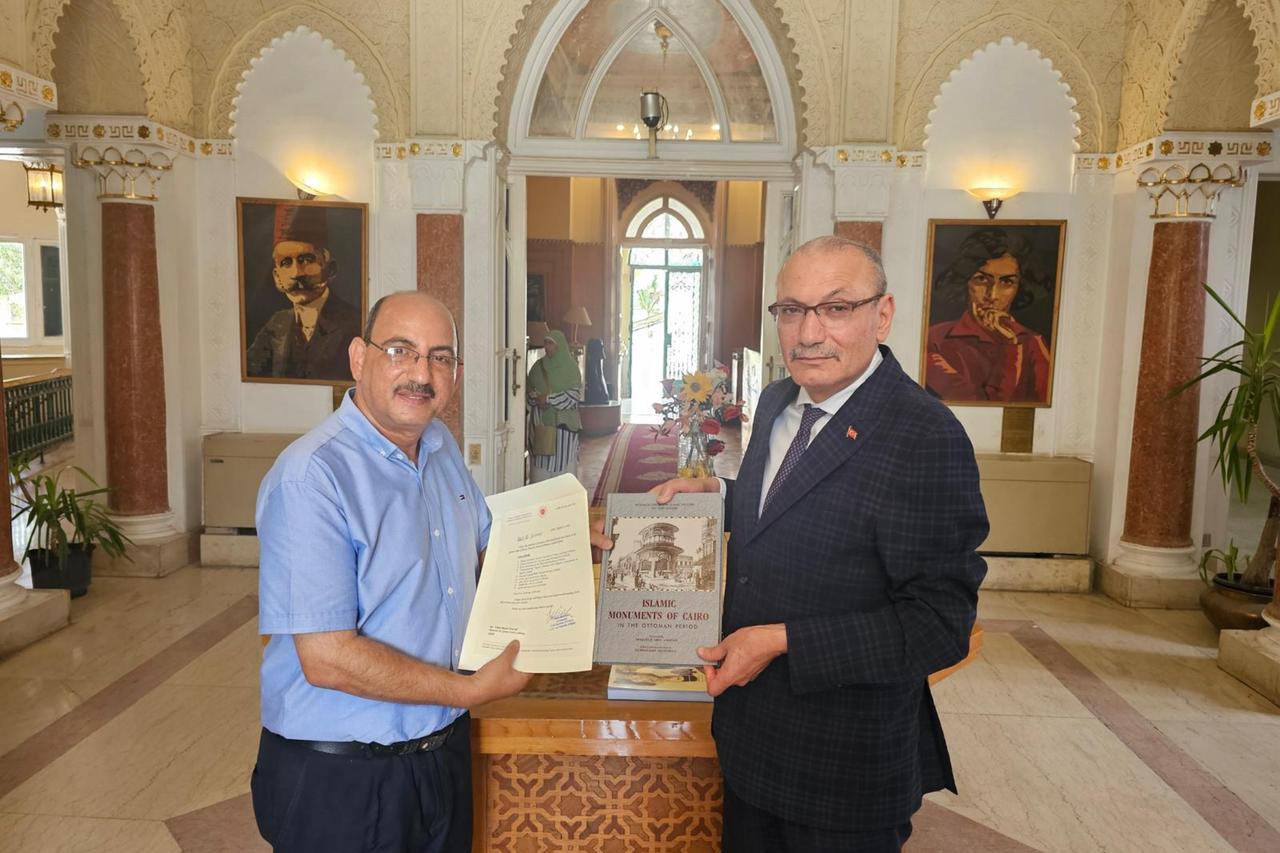 Türkiye’s Ambassador to Cairo, Salih Mutlu Sen (right), visited the Greater Cairo Library in the capital and donated a large number of books, August 12, 2025, ( AA Photo  )