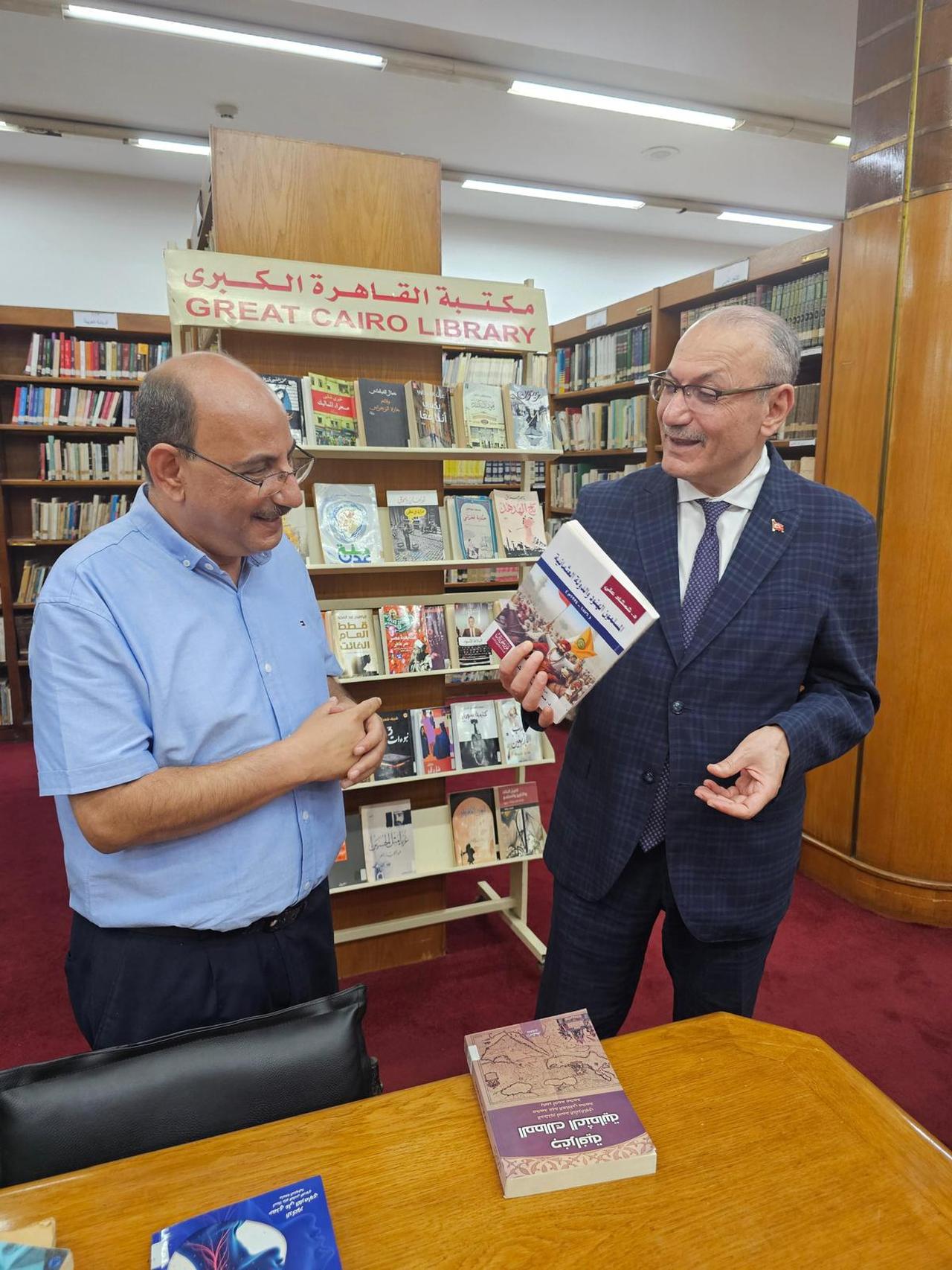 Türkiye’s Ambassador to Cairo, Salih Mutlu Sen , visited the Greater Cairo Library in the capital and donated a large number of books, August 12, 2025, ( AA Photo  )