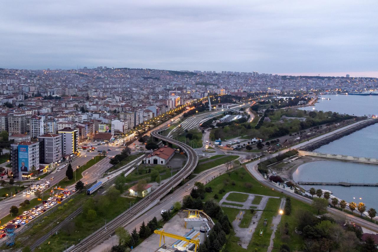 Aerial view of cityscape, sea and park at night in Samsun, Türkiye. (Adobe Stock Photo)
