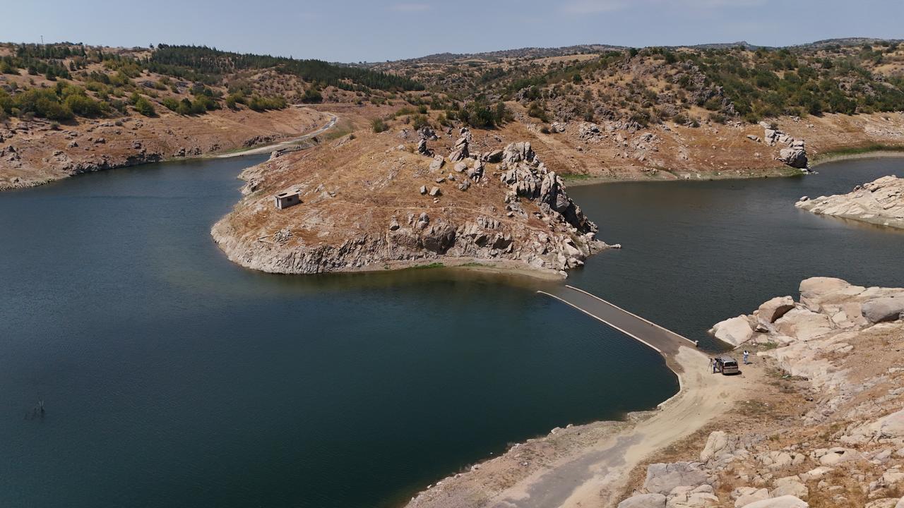Due to extreme heat and drought in Kirklareli, water level in dam drops, revealing submerged Çağlayan Bridge, Kirklareli, Türkiye, Aug. 14, 2025. (AA Photo)