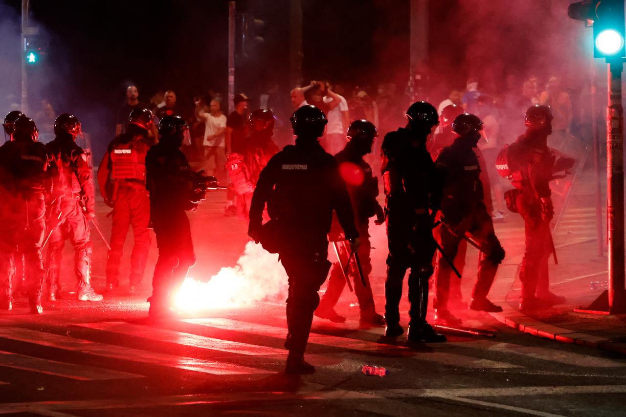 Anti-government protesters clashed with Serbian riot police in Belgrade, August 14, 2025. (AFP Photo)