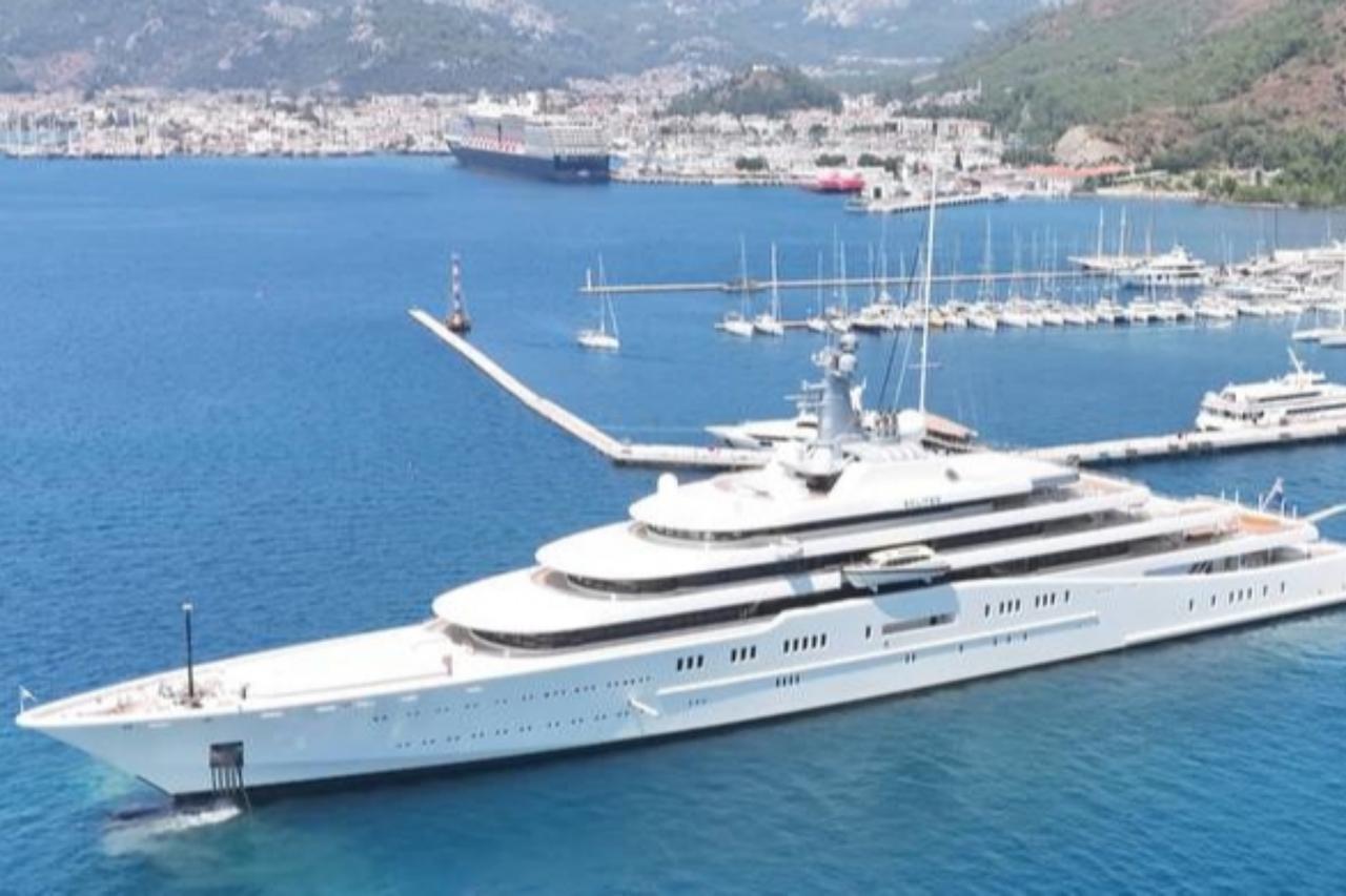 Aerial view of Roman Abramovichs superyacht Eclipse during its departure from Albatros Marina in Muglas Marmaris district in southwestern Türkiye, August 16, 2025. (AA Photo)