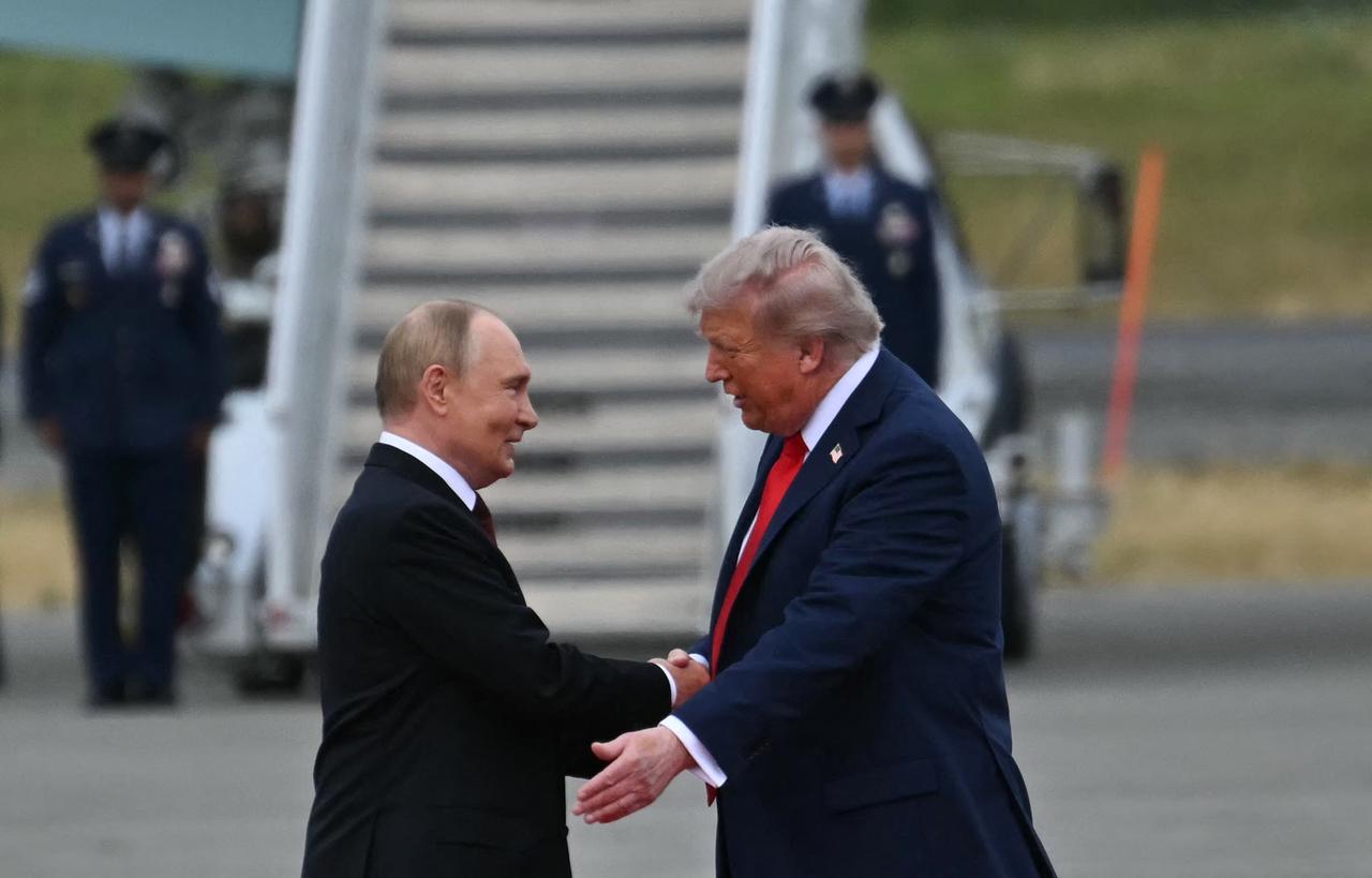 US President Donald Trump greets Russian President Vladimir Putin on the tarmac after they arrived at Joint Base Elmendorf-Richardson in Anchorage, Alaska, on August 15, 2025. (AFP Photo)