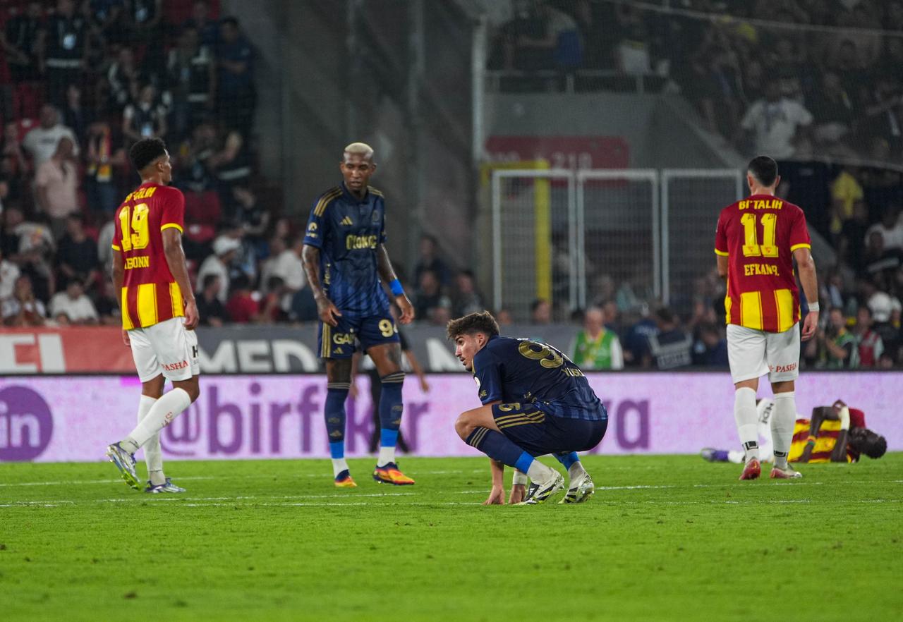 Fenerbahce’s Anderson Talisca (second from left) and Yusuf Akcicek (second from right) on the pitch during a Super Lig match against Goztepe in Izmir, Türkiye, August 16, 2025. (AA Photo)