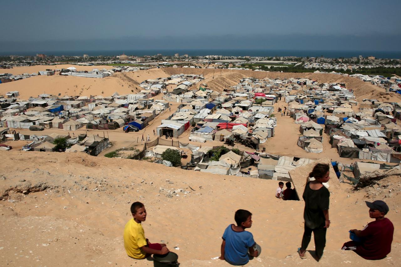 A general view of tents housing displaced Palestinians in the Mawasi area of Khan Yunis in the southern Gaza Strip, on August 14, 2025. (AFP Photo)