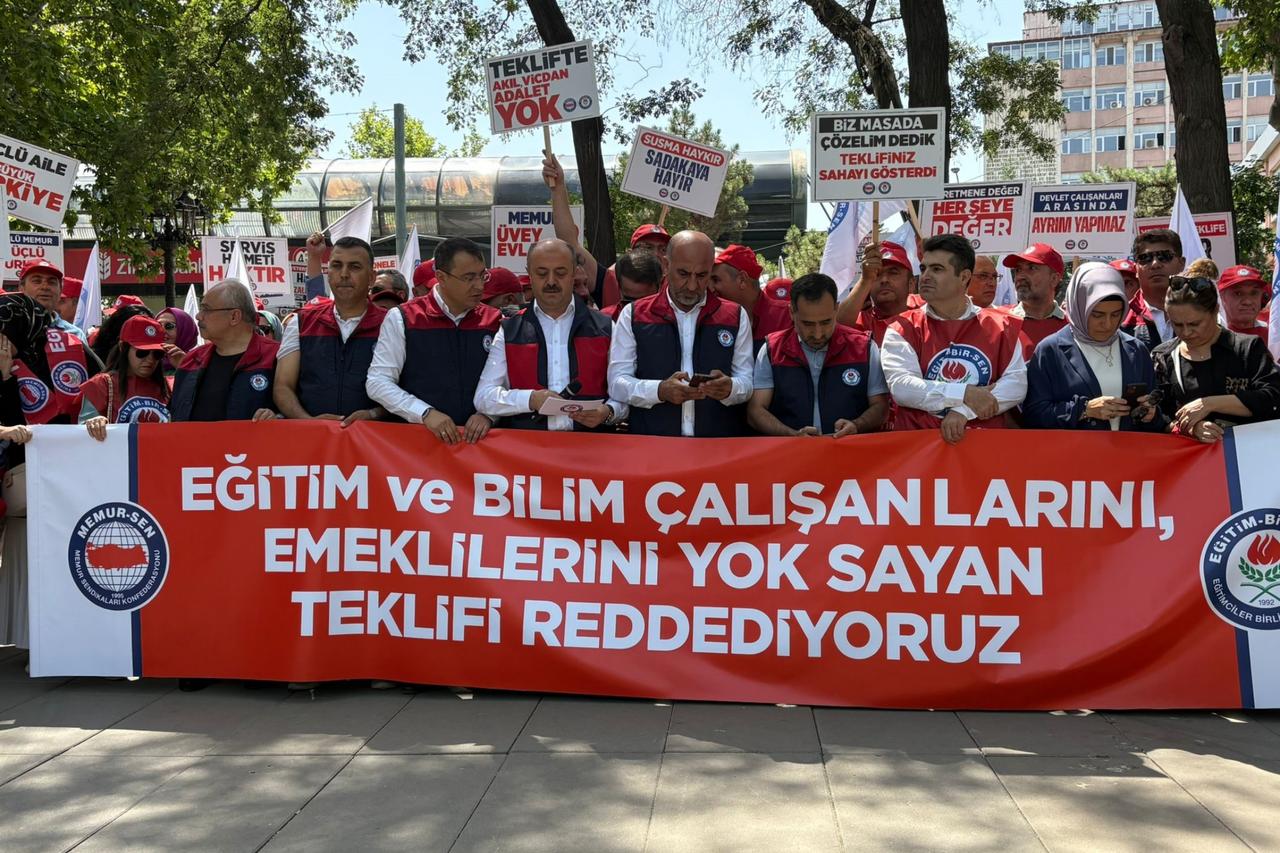 Over 4M civil servants in Türkiye set for nationwide strike amid stalled wage talks Image