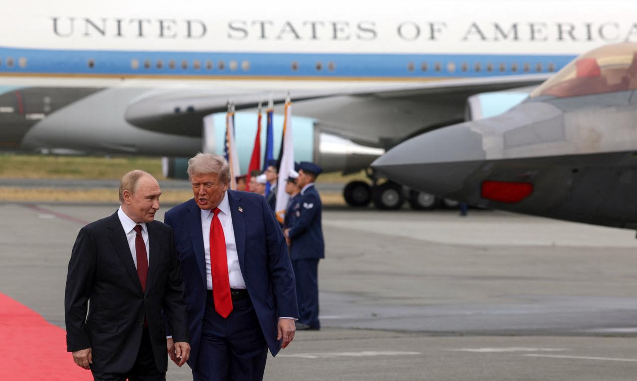 US President Donald Trump and Russian President Vladimir Putin walk on the tarmac at Joint Base Elmendorf-Richardson in Anchorage, Alaska, on August 15, 2025. (AFP Photo)