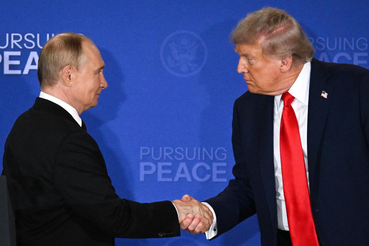 US President Donald Trump (R) and Russian President Vladimir Putin shake hands at the end of a joint press conference in Anchorage, Alaska, on August 15, 2025. (AFP Photo)