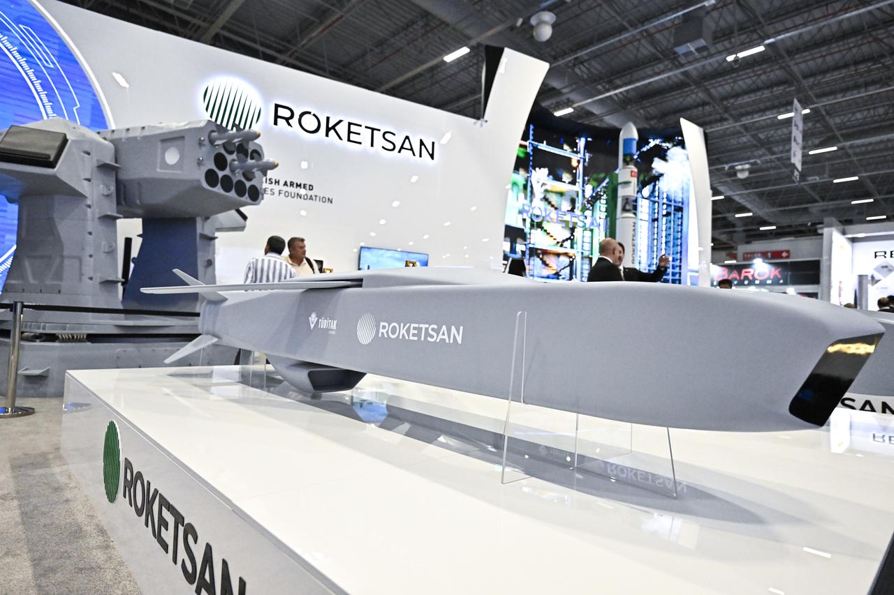 Roketsan-produced SOM cruise missile being displayed at the IDEF 2025 fair in Istanbul, Türkiye on July, 2025. (AA Photo)