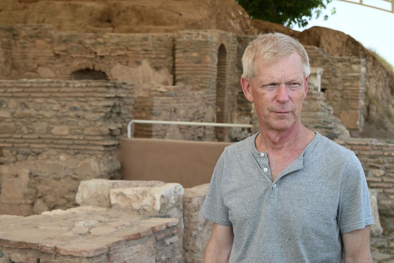 Professor Nicholas Cahill from the University of Wisconsin explains findings at the archaeological site of Sardis in Salihli, Manisa, Türkiye, August 15, 2025. (AA Photo)