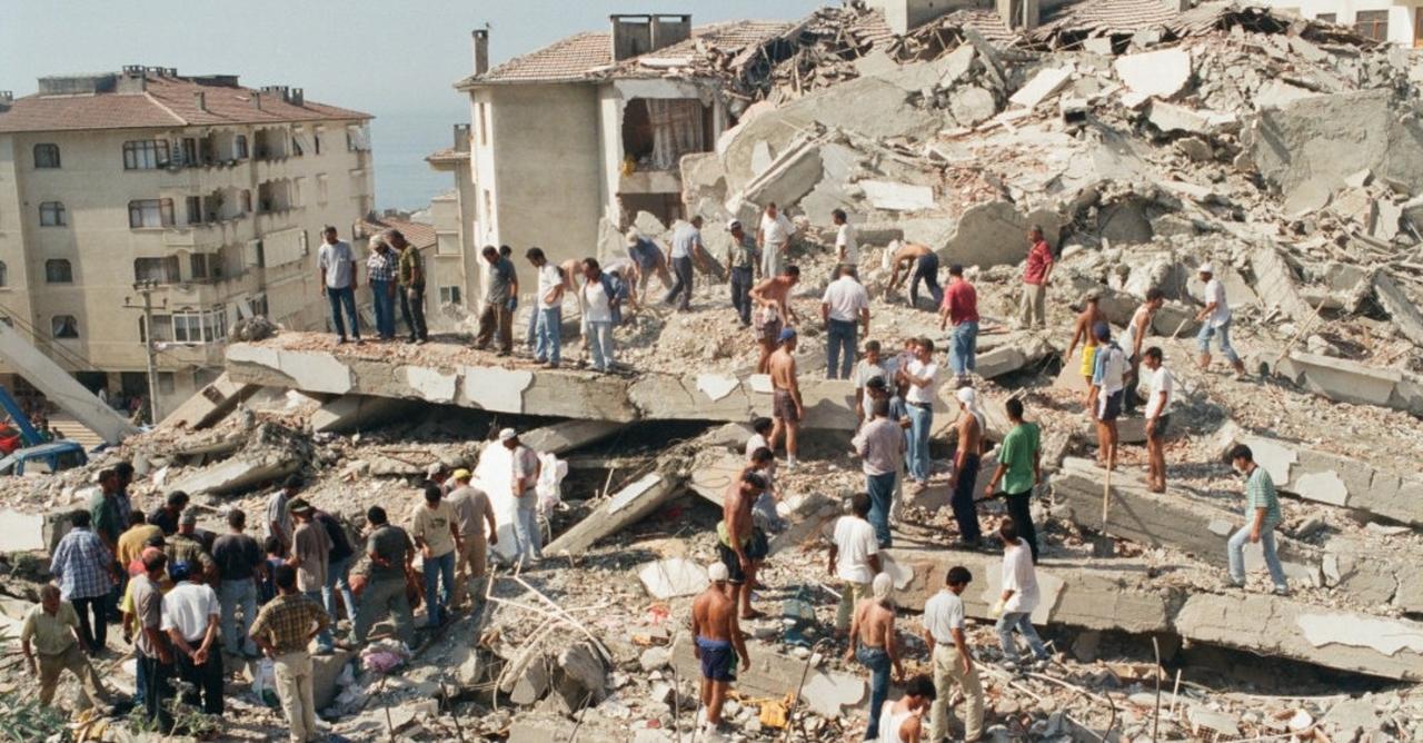 People search for survivors in a collapsed building in Cinarcik, Yalova, Türkiye, Aug. 18, 1999. (Photo via Wikimedia)
