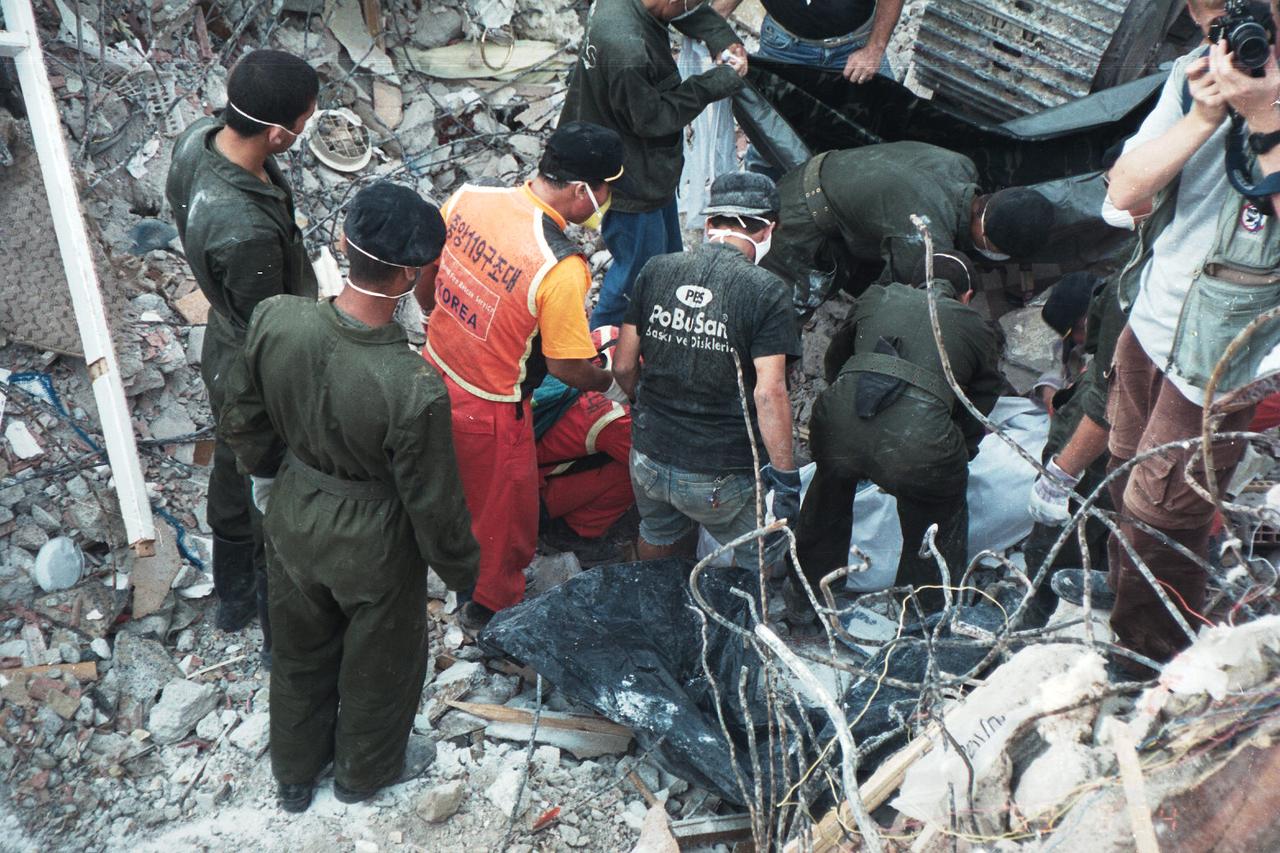 A team of South Korean volunteers and locals helping with rescue operations in Türkiye, August 17, 1999. (Photo via Wikimedia)