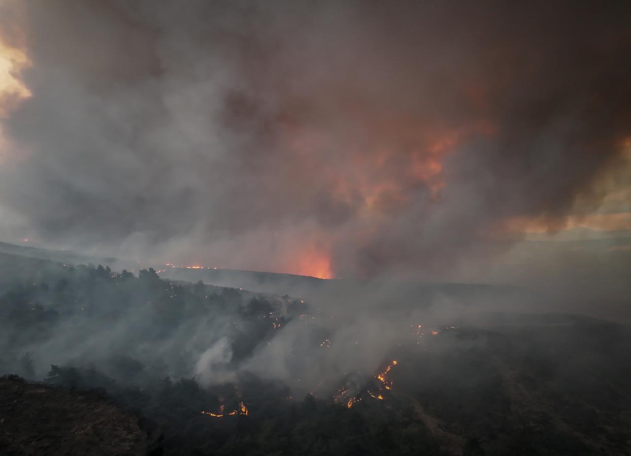The forest fire in Canakkale’s Gelibolu district continues to burn, Türkiye, August 17, 2025. (AA Photo)