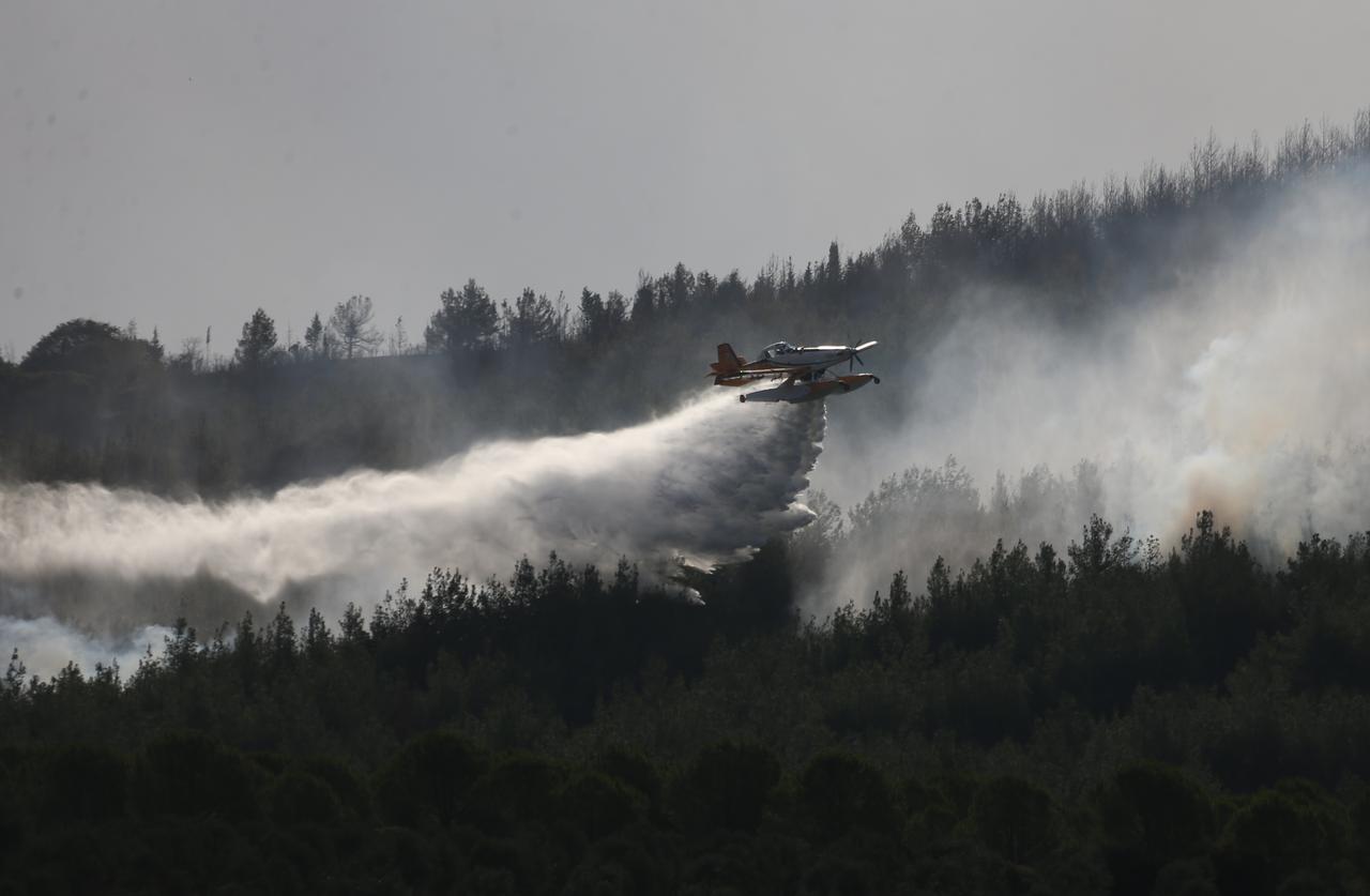 Firefighting efforts enter their second day after a forest fire that began in Canakkale’s Gelibolu district and spread to Eceabat, Türkiye, August 17, 2025. (AA Photo)