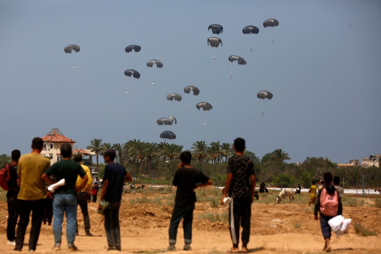 Israel’s air drops of humanitarian aid continue over the Gaza Strip, which remains under attack and blockade, August 09, 2025. (AA photo)