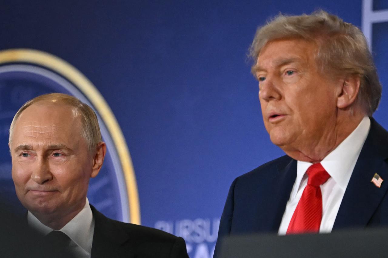 US President Donald Trump (R) and Russian President Vladimir Putin stand together after delivering a joint press conference in Anchorage, Alaska, on August 15, 2025. (AFP Photo)