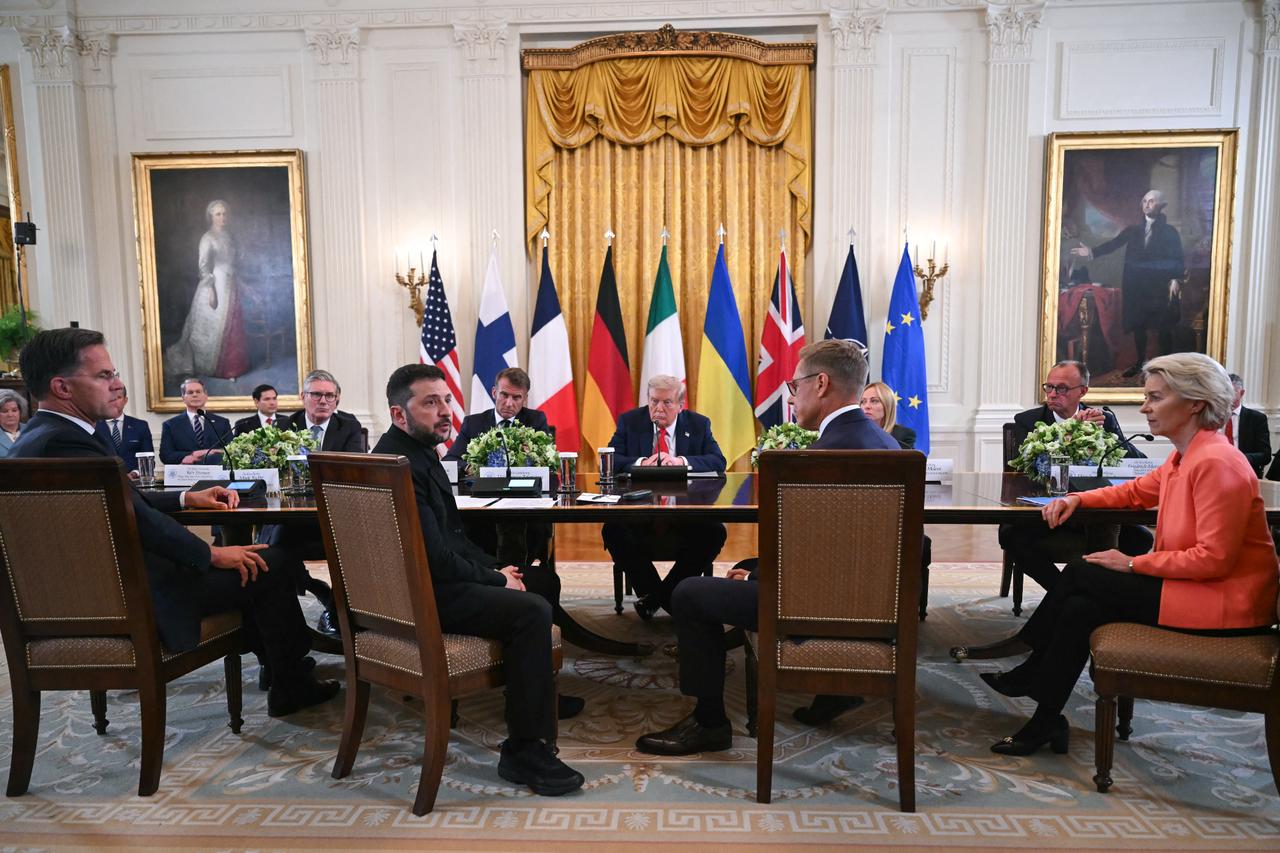 (L/R) NATO Secretary-General Mark Rutte, British Prime Minister Keir Starmer, Ukrainian President Volodymyr Zelensky, French President Emmanuel Macron, US President Donald Trump, Finnish President Alexander Stubb, Italian Prime Minister Giorgia Meloni, German Chancellor Friedrich Merz, and European Commission President Ursula von der Leyen participate in a meeting in the East Room of the White House in Washington, DC, on August 18, 2025. (AFP Photo)