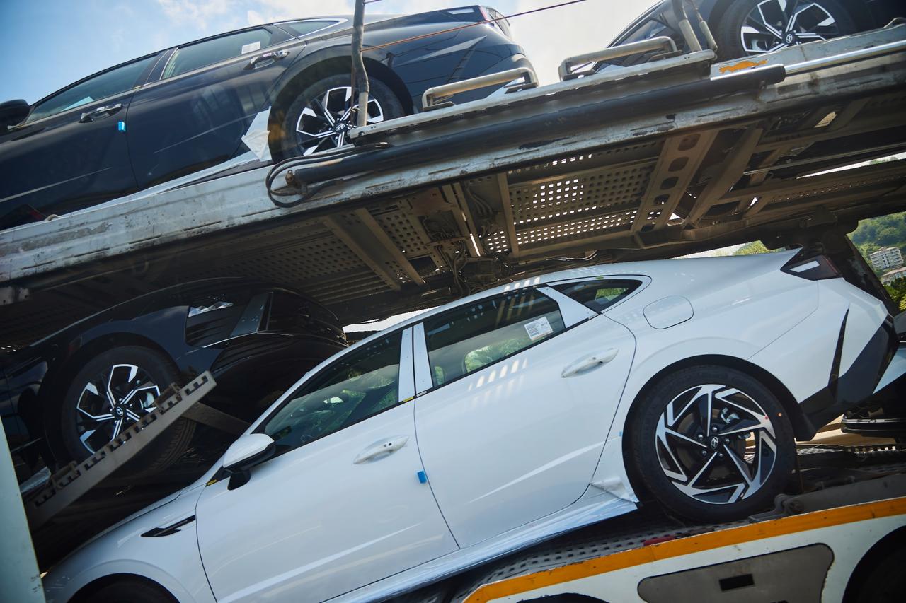 Transportation of a large number of cars by truck in central Türkiye on August 7, 2024. (Adobe Stock Photo)