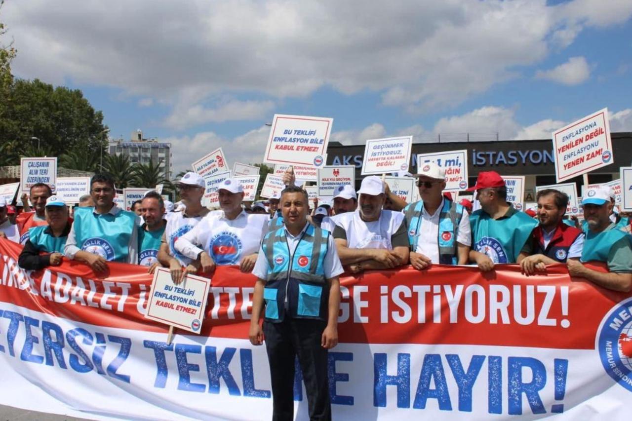 Staff of Okmeydani Cemil Tascioglu Hospital held a joint press statement with Memur-Sen and Saglik-Sen Istanbul branches, Istanbul, Türkiye, Aug. 15, 2025. (Photo via Türkiye Daily)