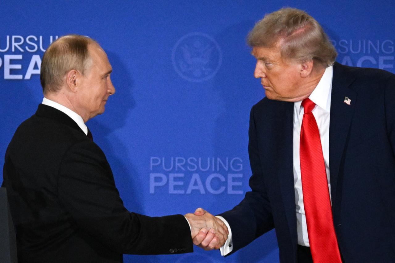 US President Donald Trump (R) and Russian President Vladimir Putin shake hands at the end of a joint press conference in Anchorage, Alaska, on August 15, 2025. (AFP Photo)