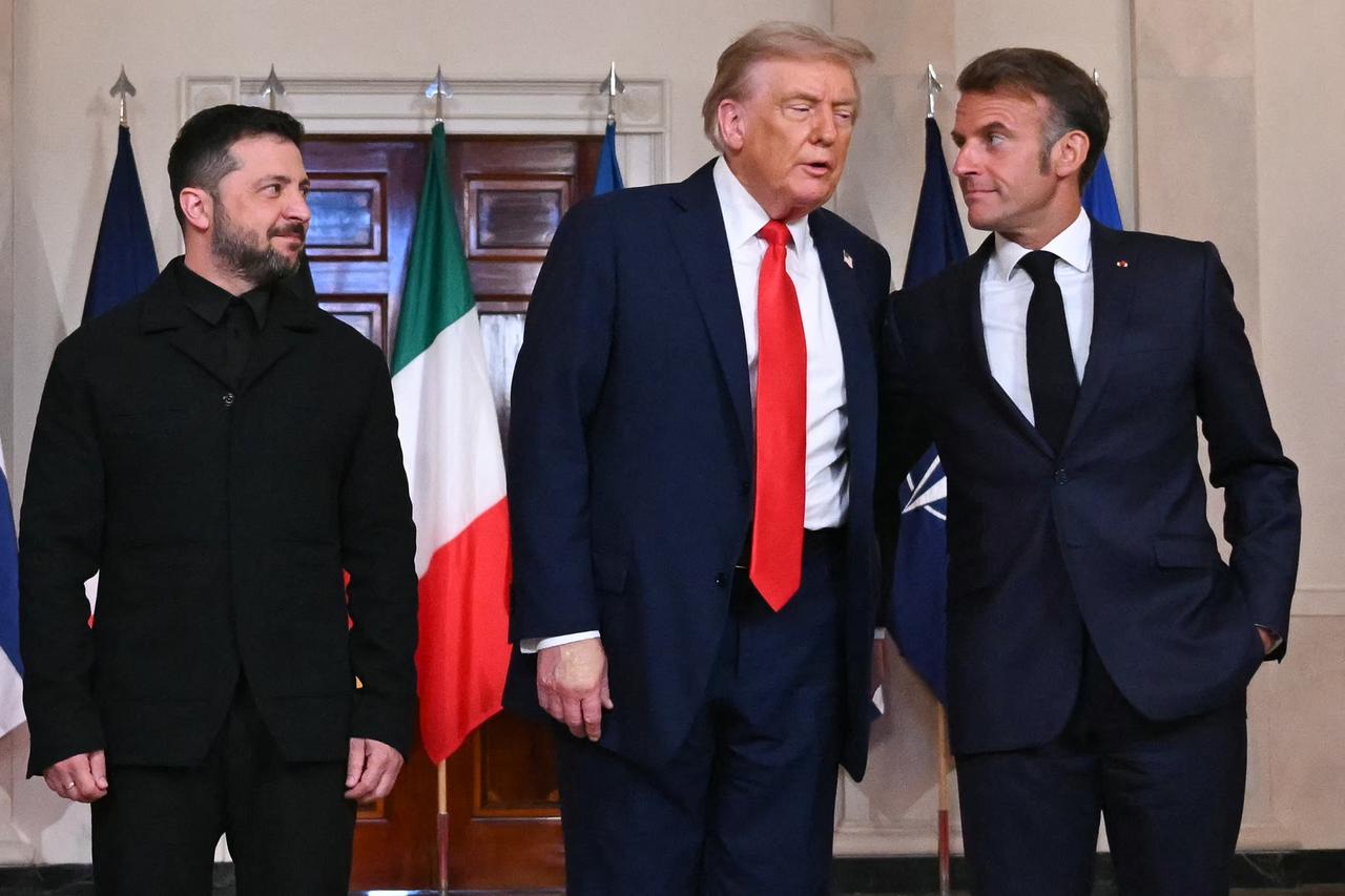 (L-R) Ukrainian President Volodymyr Zelenskyy, U.S. President Donald Trump, and French President Emmanuel Macron stand for a family photo at White House in Washington, D.C., Aug. 18, 2025. (AFP Photo)
