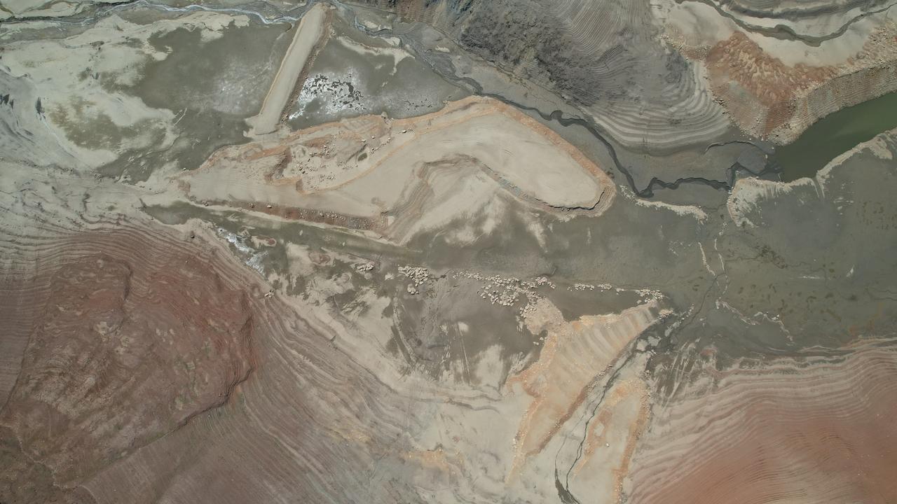 Nilufer Dam, one of two dams supplying water to Bursa, completely dries up, Bursa, Türkiye, Aug. 18, 2025. (IHA Photo)