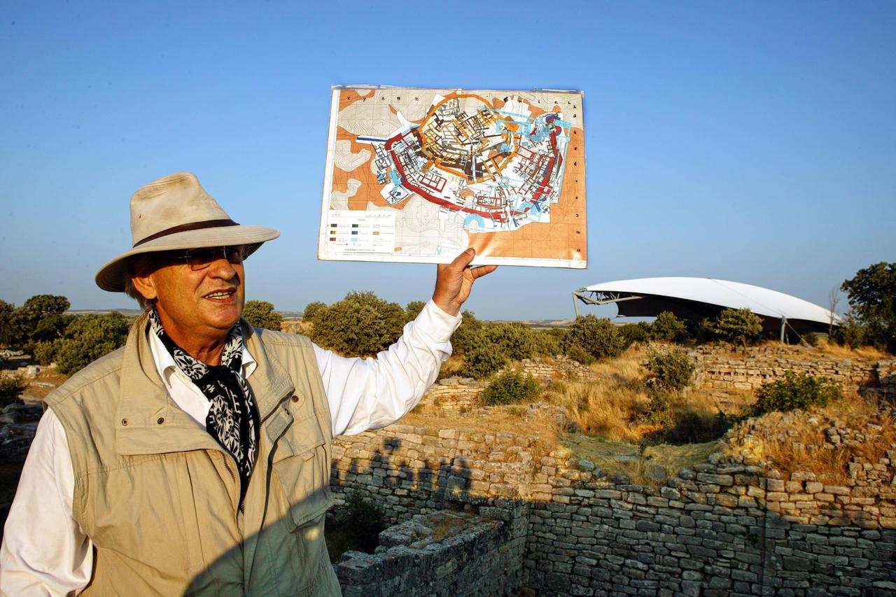 Professor Manfred Osman Korfmann, known for his prehistoric research and excavations in Anatolia, as well as exhibitions, research projects, and publications on Troy and Anatolian history in Europe. (Photo via Facebook/@troyexcavations)