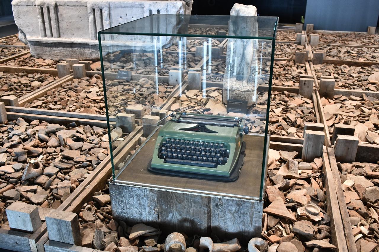 The typewriter used by German archaeologist Professor Manfred Osman Korfmann during the Troy excavations is on display at the Troy Museum in Canakkale, Türkiye. (Photo via X/@troyamuzesi)