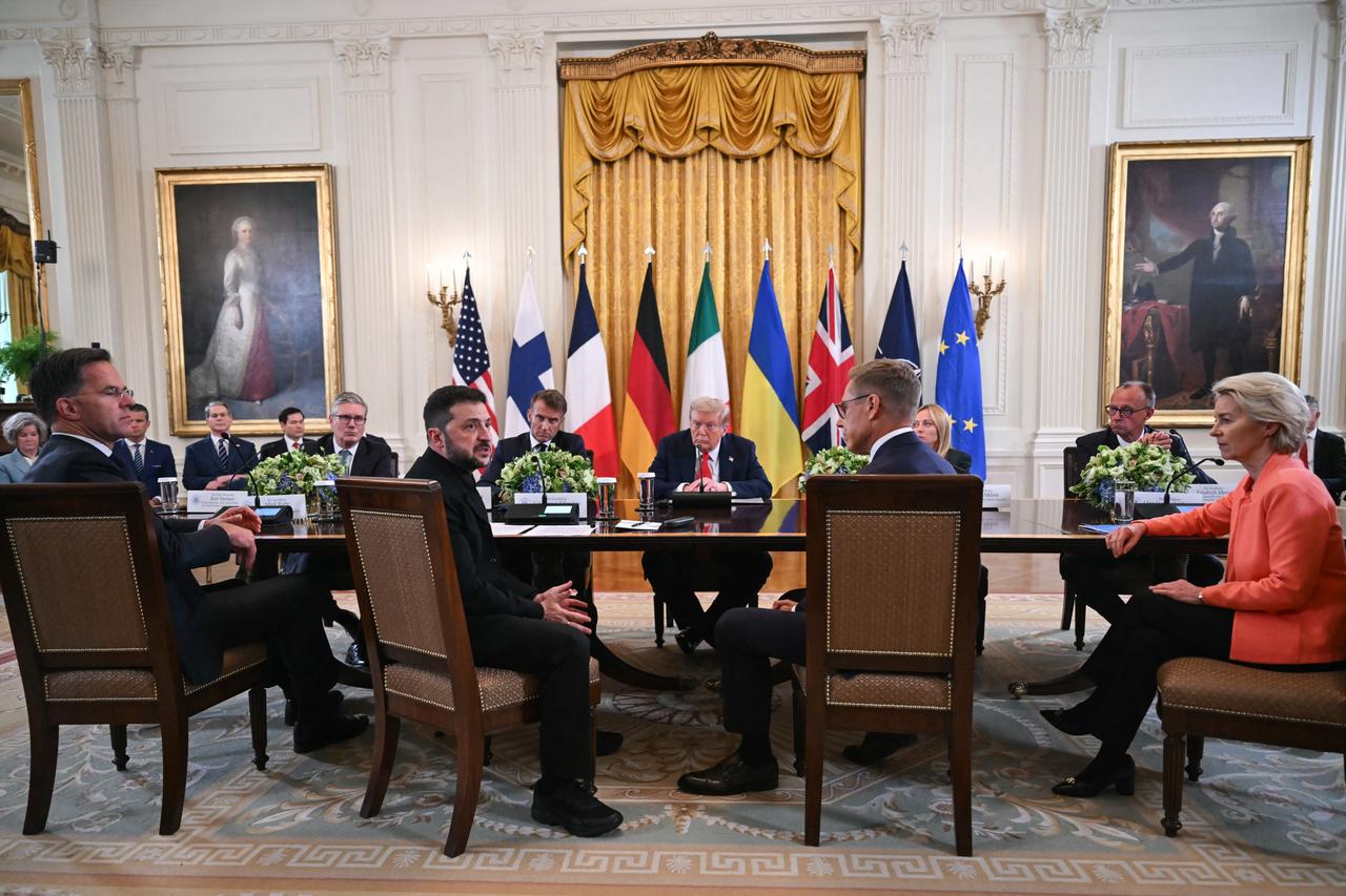 (L/R) NATO Secretary-General Mark Rutte, British PM Keir Starmer, Ukrainian President Volodymyr Zelenskyy, French President Emmanuel Macron, US President Donald Trump and other leaders in Washington, DC, on August 18, 2025. (AFP Photo)