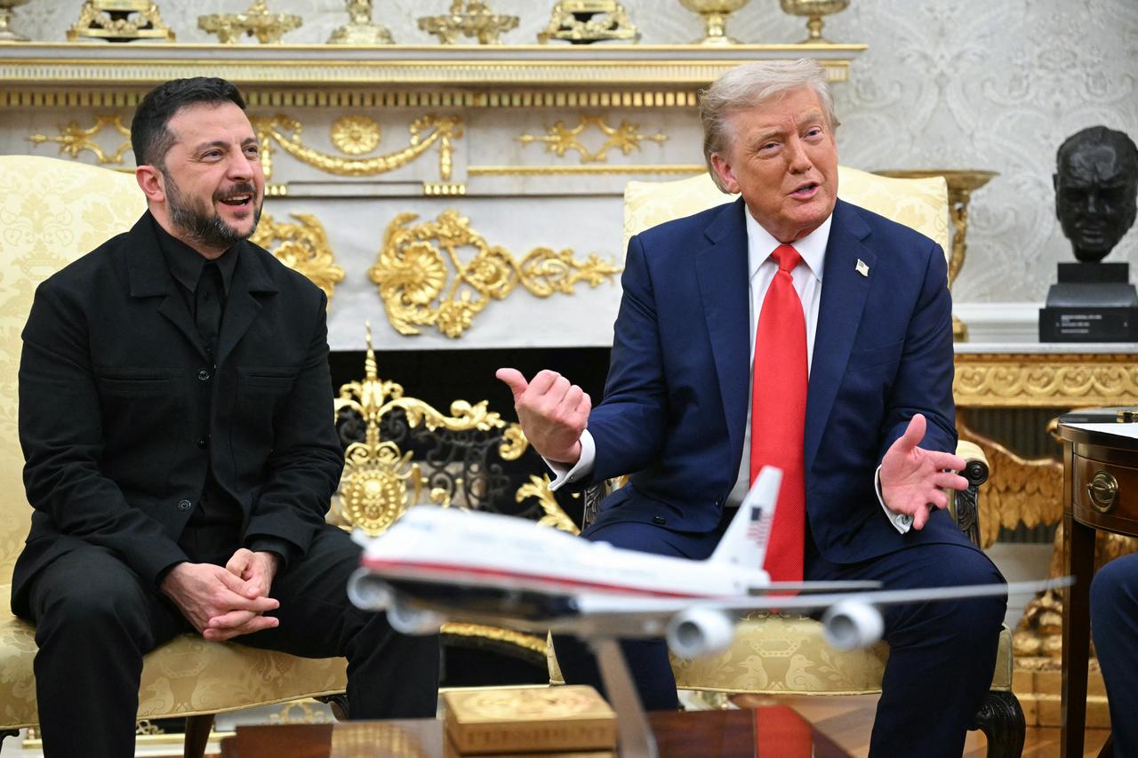 Ukrainian President Volodymyr Zelenskyy and US President Donald Trump participate in a meeting in the Oval Office of the White House in Washington, DC, on August 18, 2025. (AFP Photo)