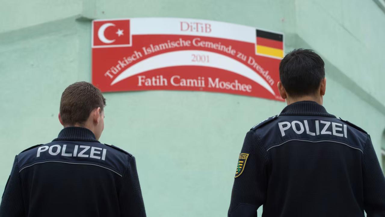 نگهبان پلیس در مسجد Fatih در درسدن پس از حمله بمب ، سپتامبر 2016. (عکس AFP)