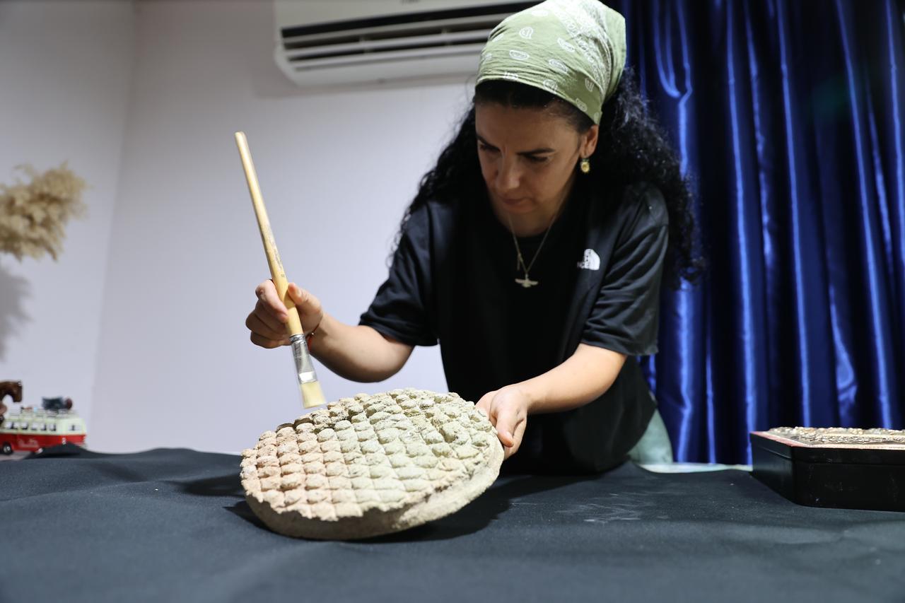 Honeycomb-patterned bread mold found in Harran, Sanliurfa, Türkiye, Aug. 20, 2025. (AA Photo)