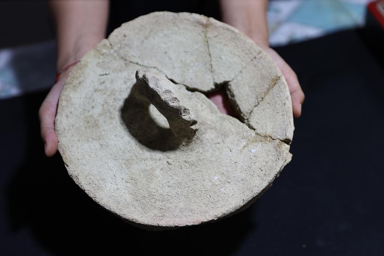 Honeycomb-patterned bread mold found in Harran, Sanliurfa, Türkiye, Aug. 20, 2025. (AA Photo)