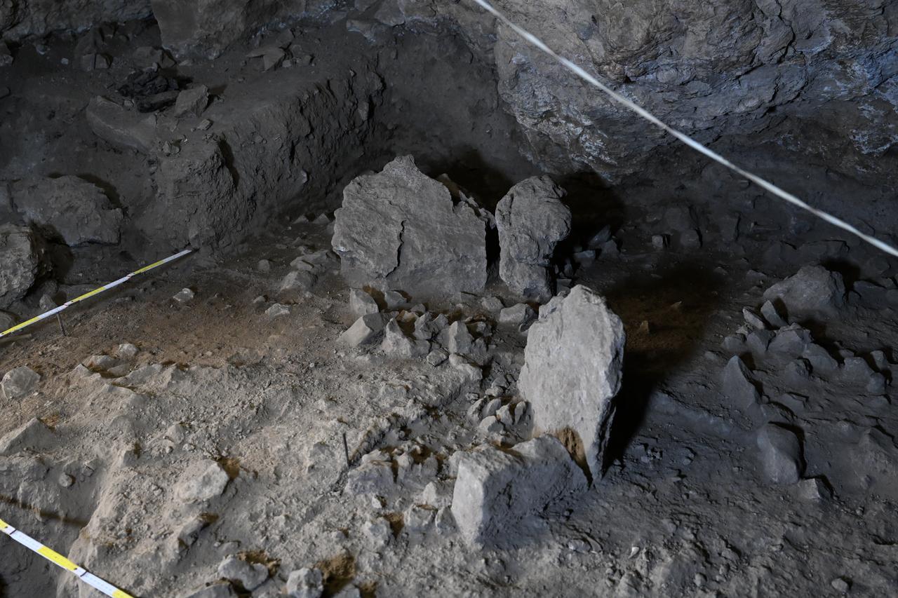 A view of 14,000-year-old grave at Direkli Cave in Kahramanmaras, Türkiye,  Aug. 19, 2025. (AA Photo)