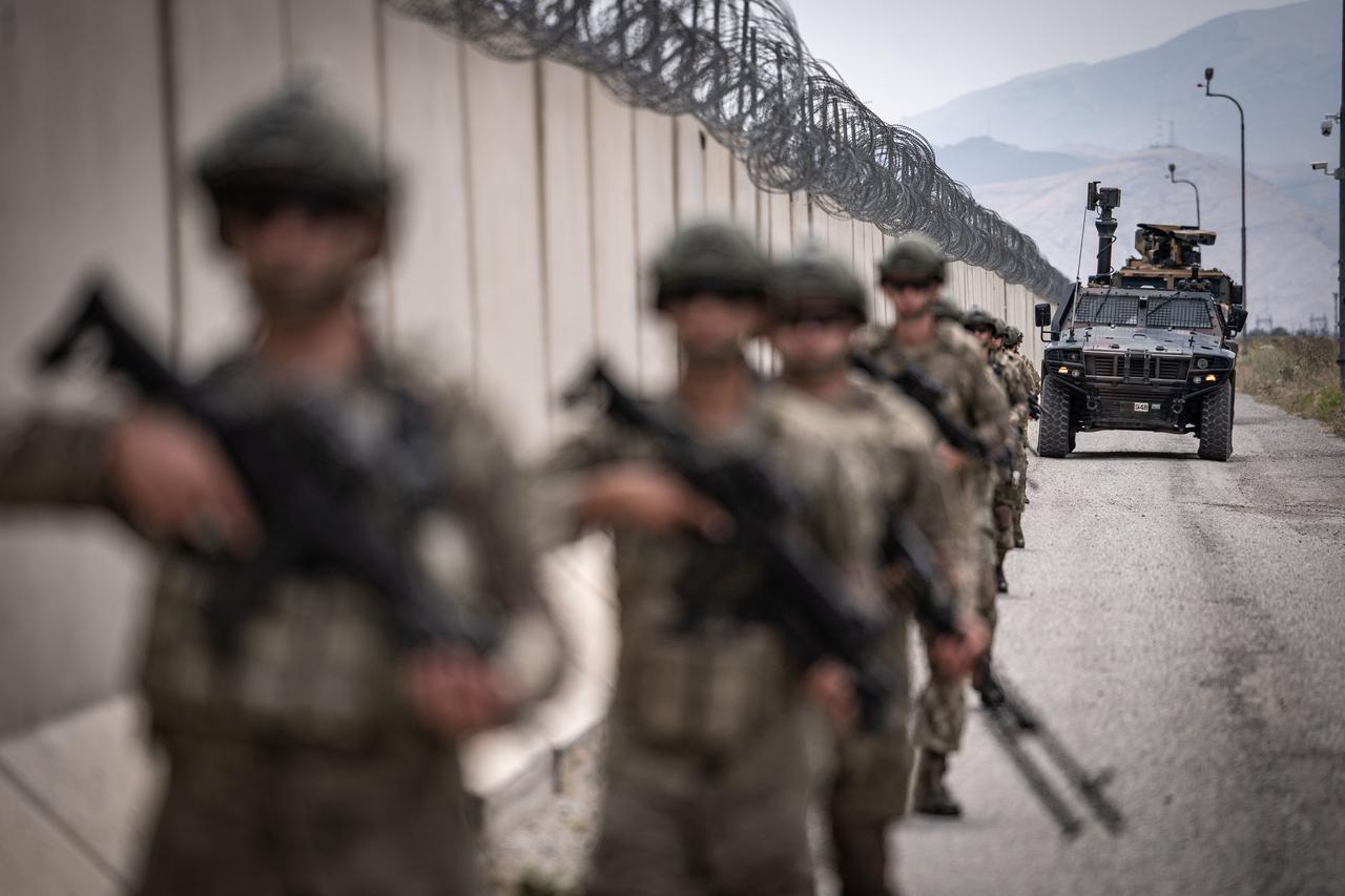 Turkish soldiers patrol the Agri section of the Türkiye-Iran border in August 2025. (AA Photo)