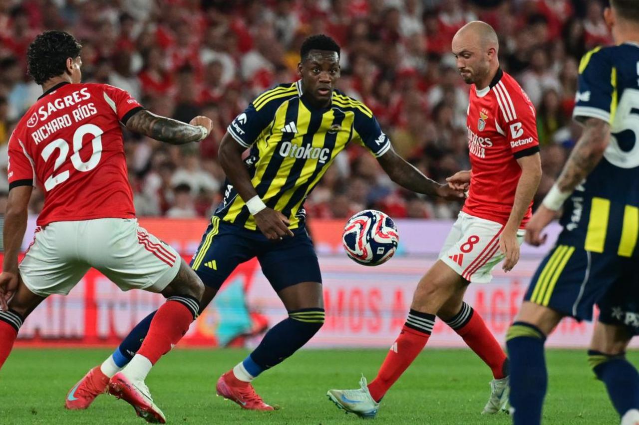 Fenerbahce face Benfica in a pre-season friendly match at Estadio do Sport Lisboa e Benfica in Lisbon, Portugal, July 26, 2025. (AA Photo)