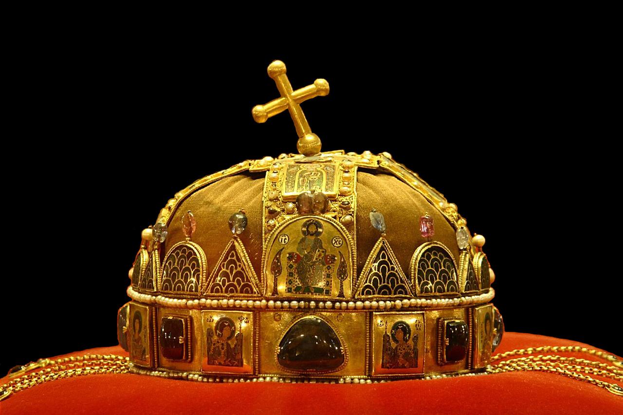 The Holy Crown of Hungary in the Hungarian Parliament Building, Hungary. (Photo via Wikimedia)