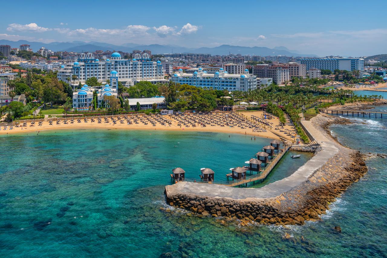 A scenic bay in Alanya’s Avsallar area, lined with sandy beaches and hotels. (Adobe Stock Photo)